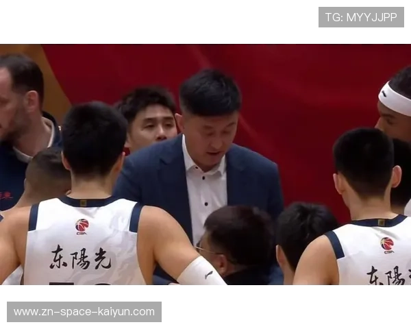 广东东阳光队主教练杜锋场边指挥，展现激情执教风格。